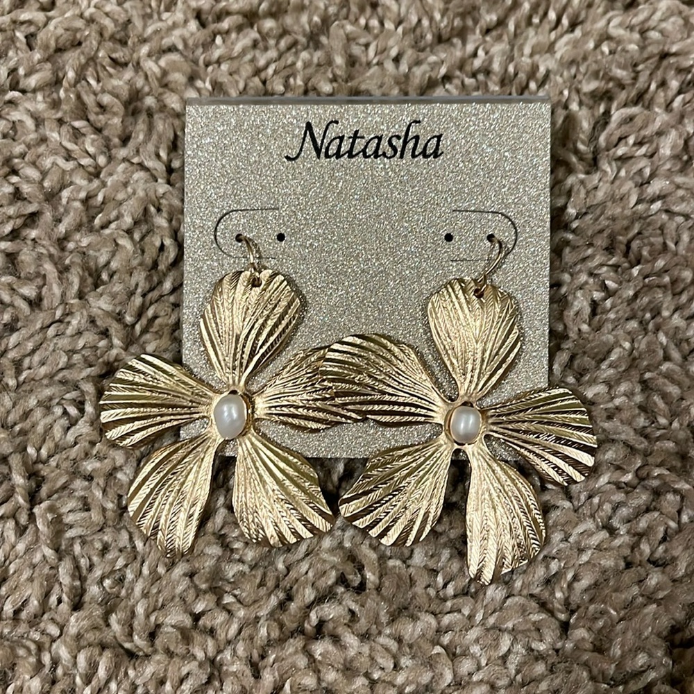 NWT Natasha gold flower earrings